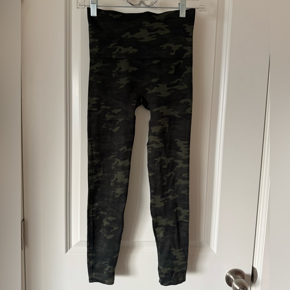 SPANX women’s green camo leggings. Size S.